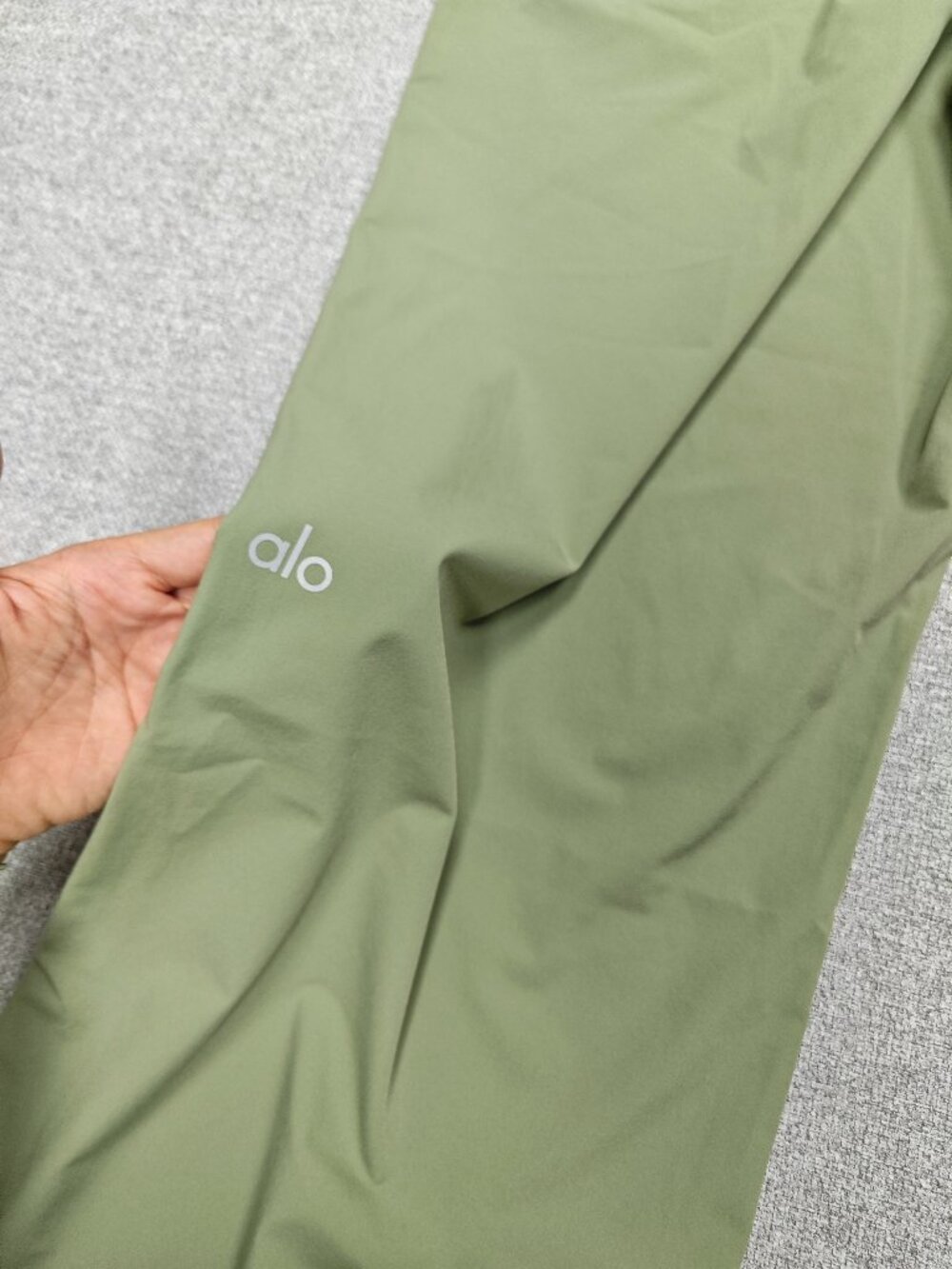 NWT Regular ALO Yoga Suit Up Trouser Dune Grass ๐๐ Versatile work pants - Picture 7 of 9